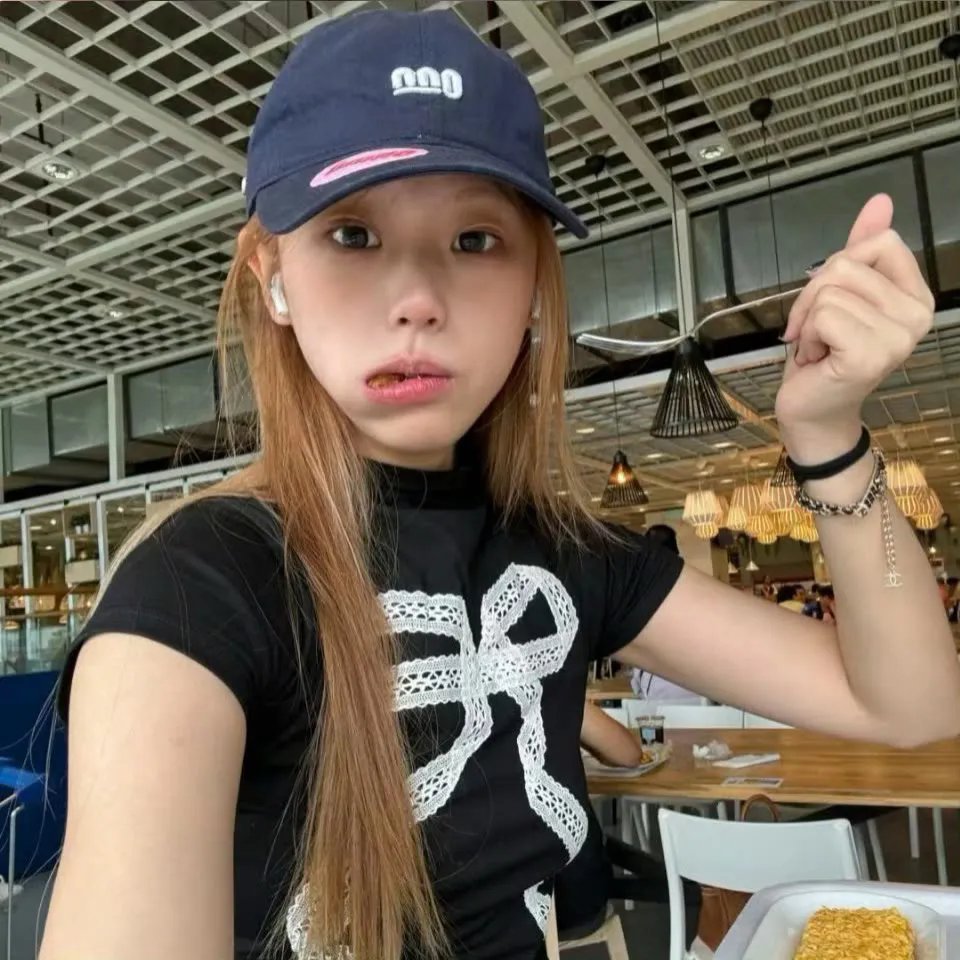 随盲柳入眠的女人
